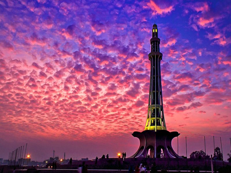 Comfortable intercity car from Karachi to Lahore